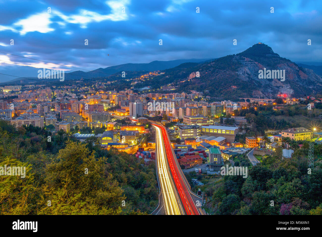 Blick auf der Autobahn im westlichen Teil von Genua, Italien, ein Blick auf die Industrie- und Wohngebiet. Stockfoto