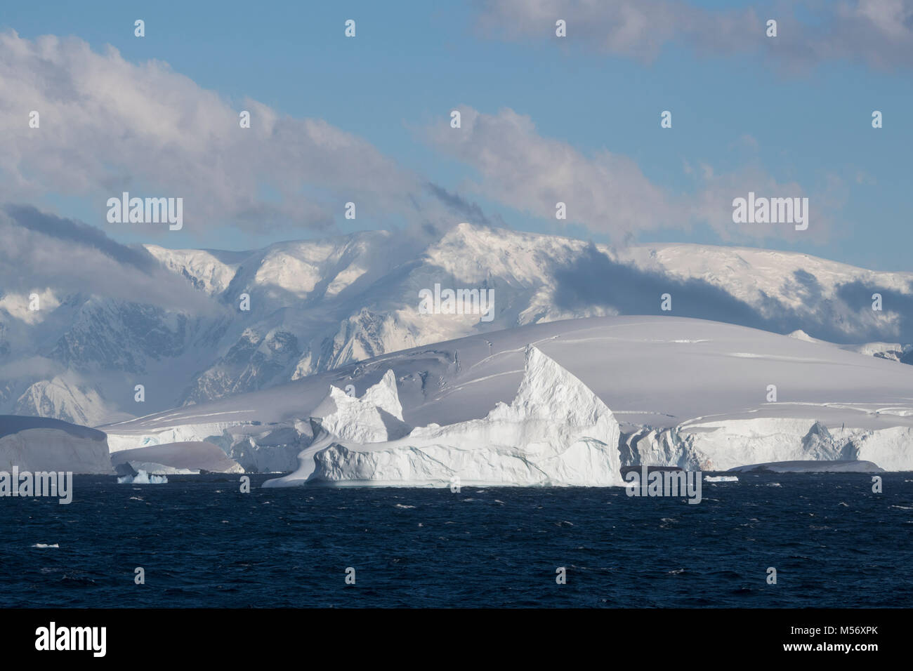 Antarktis, Antarktische Halbinsel. Blick auf die Landschaft segeln nördlich des Lemaire Kanals. Stockfoto
