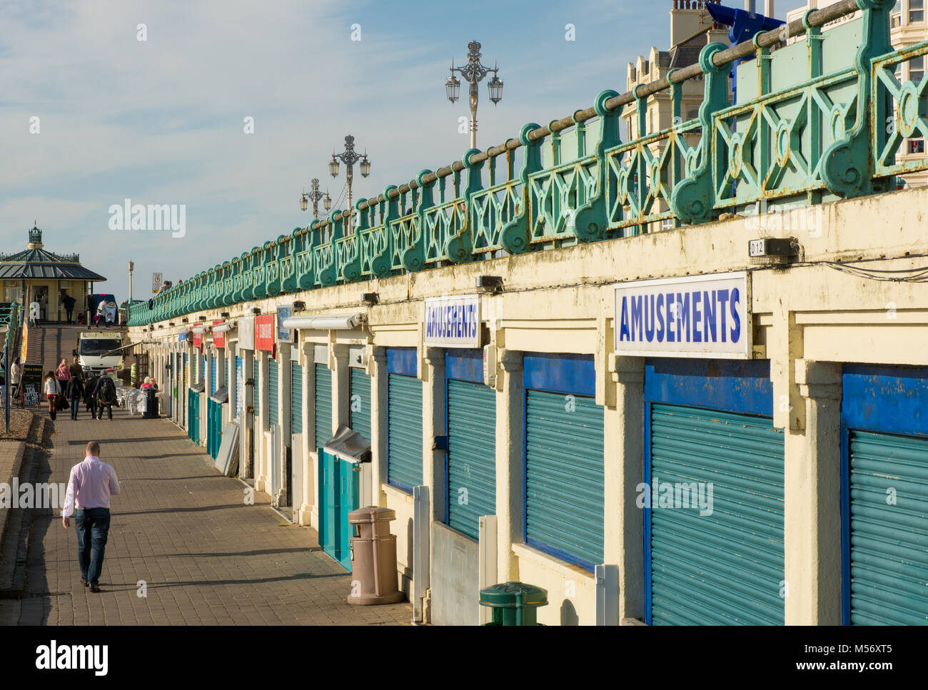 Menschen zu Fuß entlang der Strandpromenade in Brighton, East Sussex, England. Geschäfte und Cafés geschlossen. Stockfoto