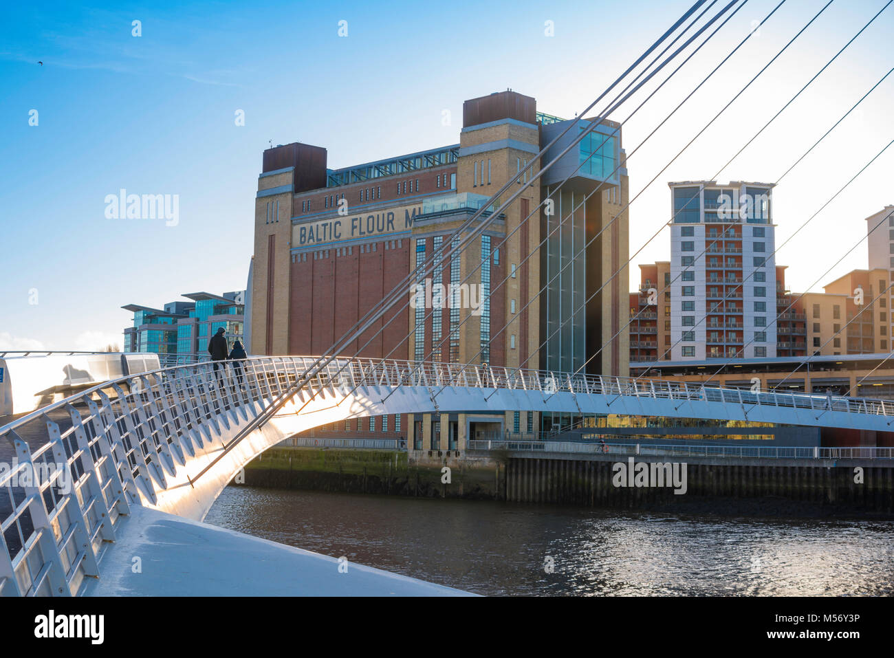 Newcastle Architektur, zwei Leute über die Millennium Bridge in Richtung der Baltischen Zentrum für Zeitgenössische Kunst in Gateshead, England, UK zu Fuß Stockfoto