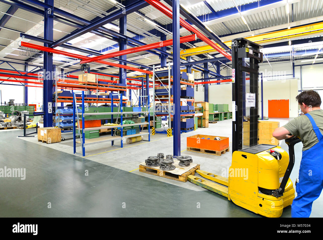 Stapler Arbeiter in einer Fabrik - Herstellung der Maschinen und Lagerung - Ausstattung und Einrichtung Industriehalle Stockfoto