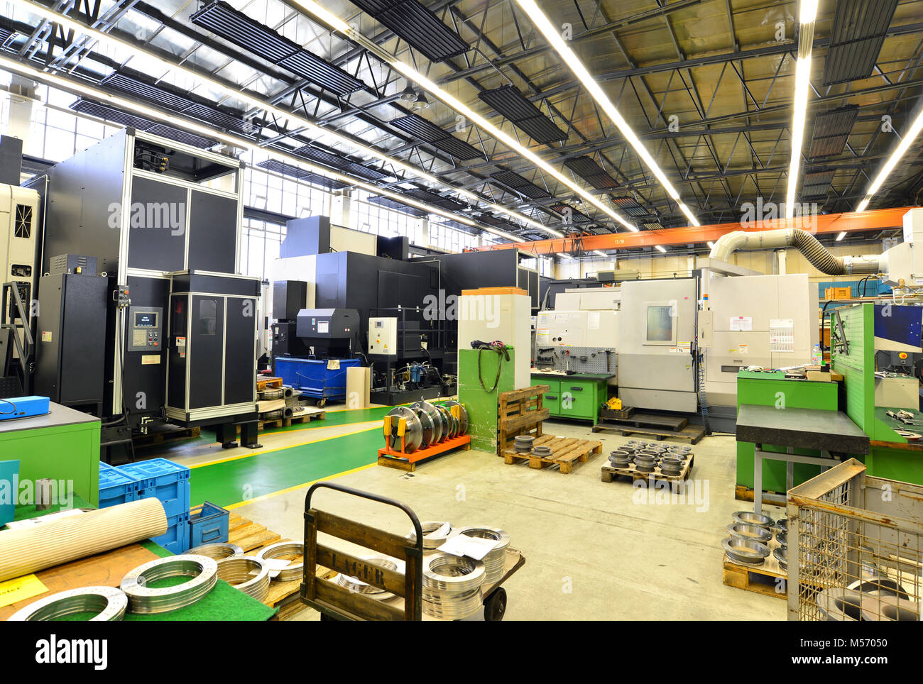 Industrielle Halle mit Maschinen und Anlagen Stockfoto