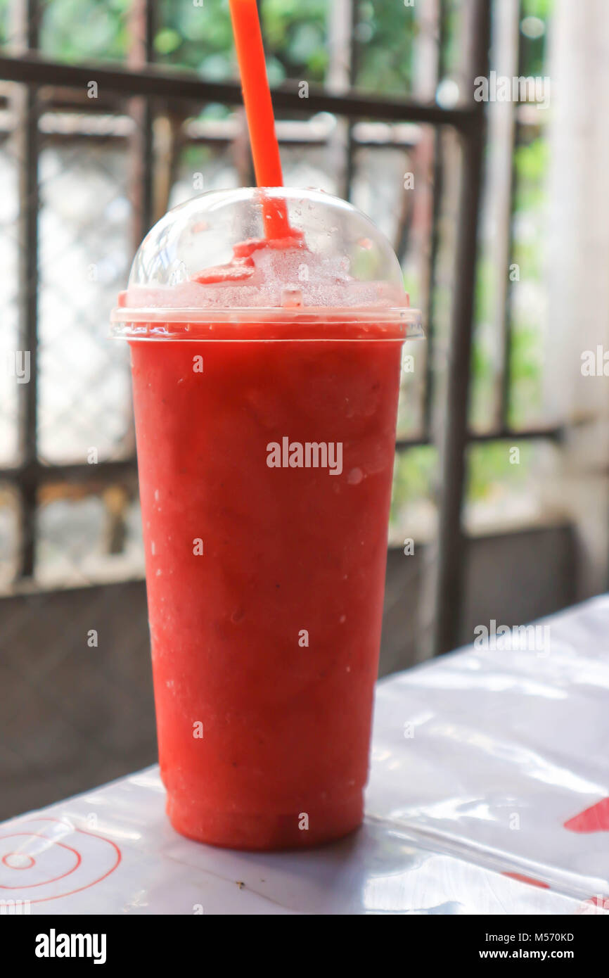 Blended Saft oder Erdbeere Saft oder Eistee Saft Stockfotografie - Alamy Blended Saft oder Erdbeere Saft oder Eistee Saft Stockfotografie - Alamy