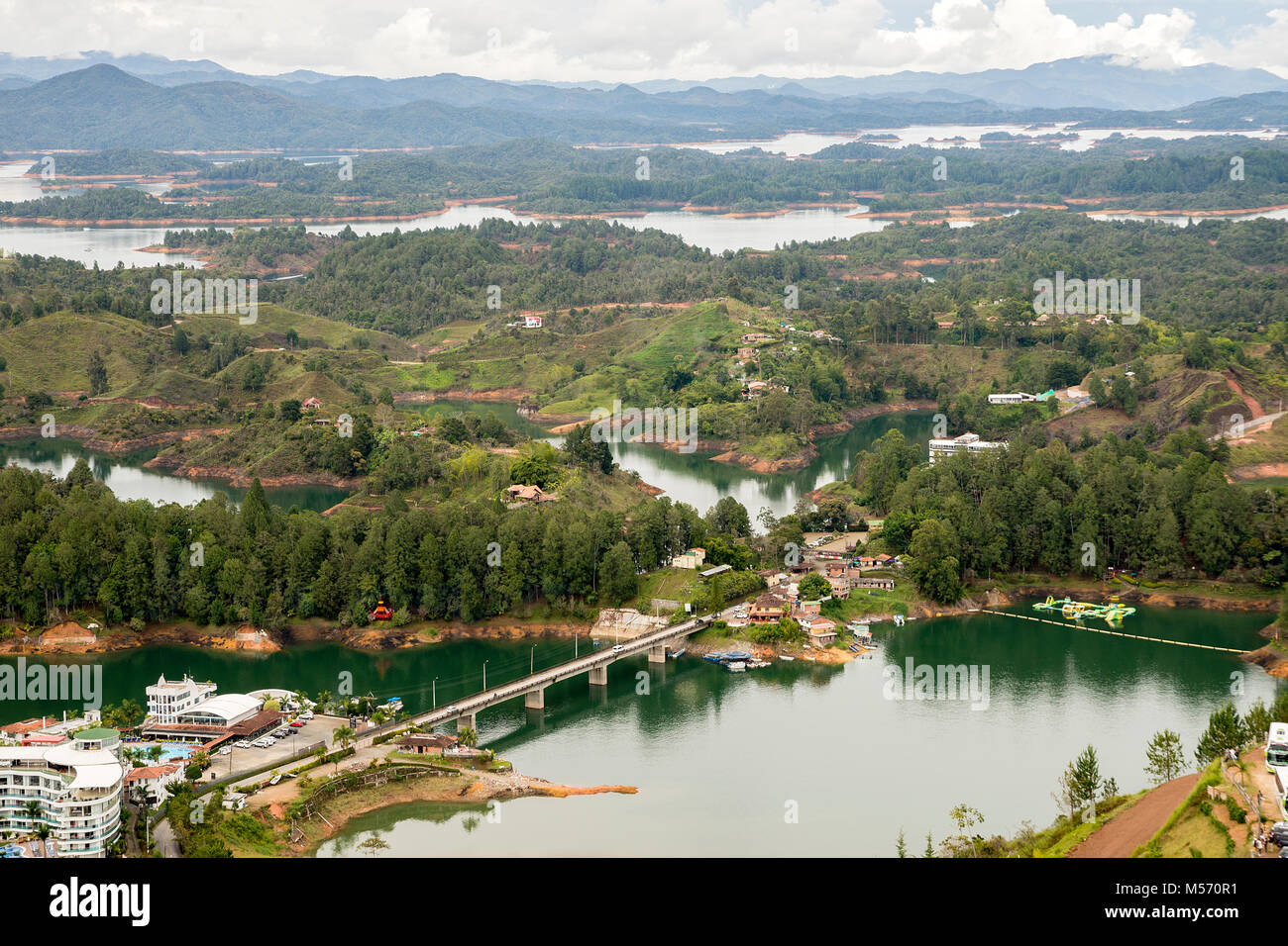 Sehenswürdigkeiten in Guatape Behälter vom Penol Rock Stockfoto