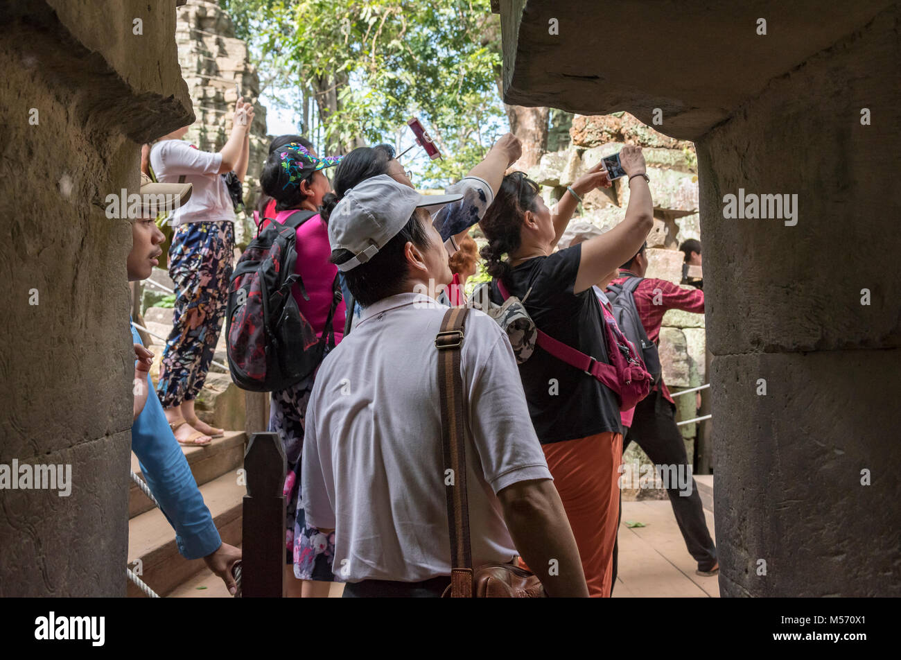 Massen von Touristen fotografieren bei Ta Prohm Dschungel Tempel in Angkor, Kambodscha Stockfoto