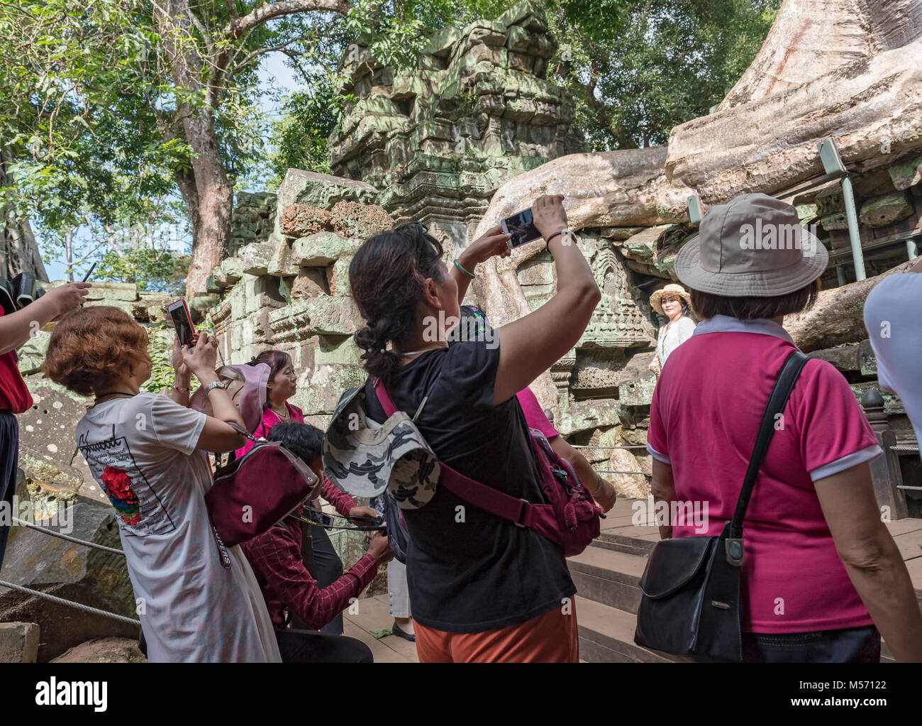 Massen von Touristen fotografieren bei Ta Prohm Dschungel Tempel in Angkor, Kambodscha Stockfoto