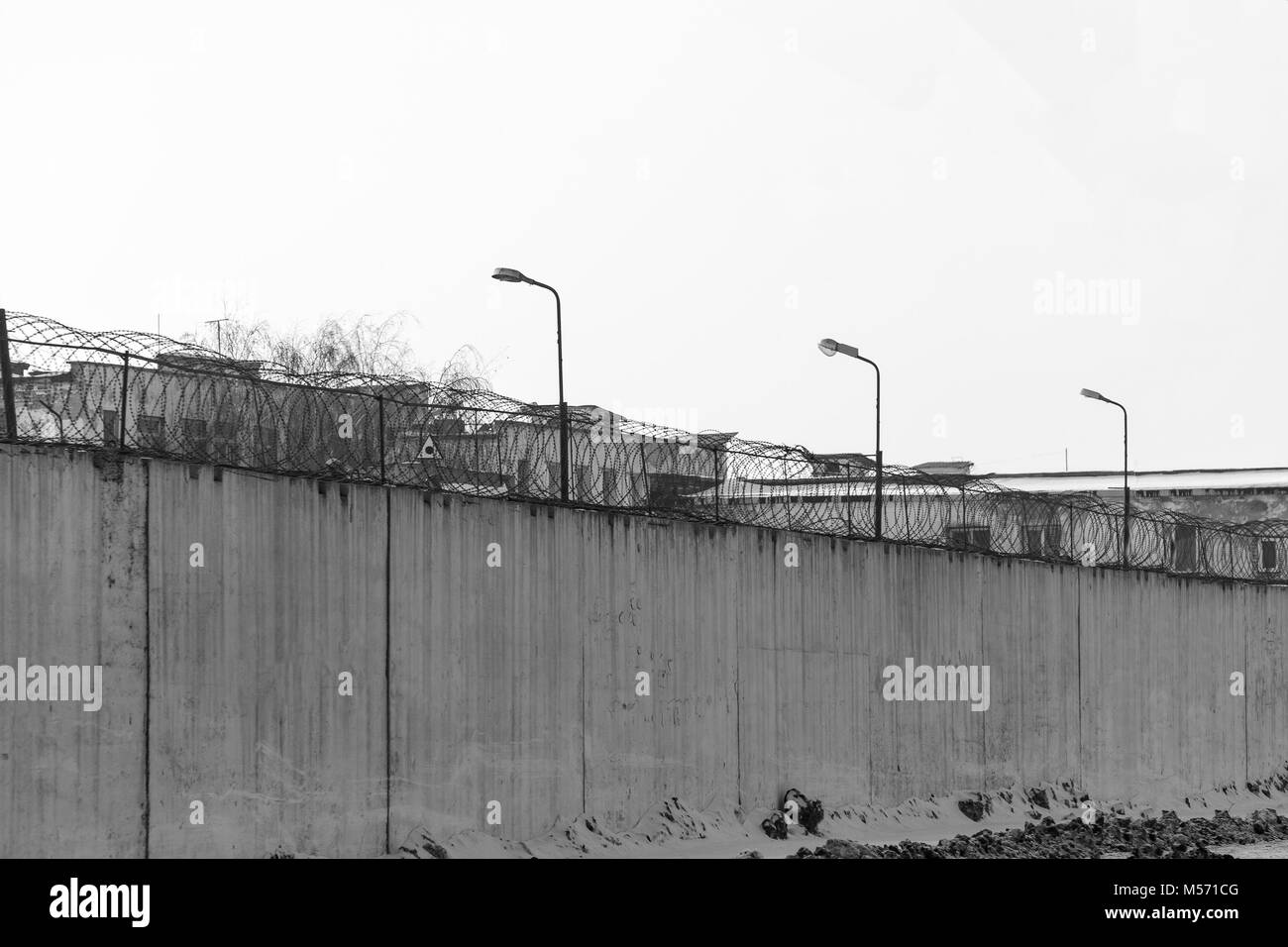 Zaun mit Stacheldraht, Ort der Festnahme, der Haft. Schwarz und Weiß Foto Stockfoto