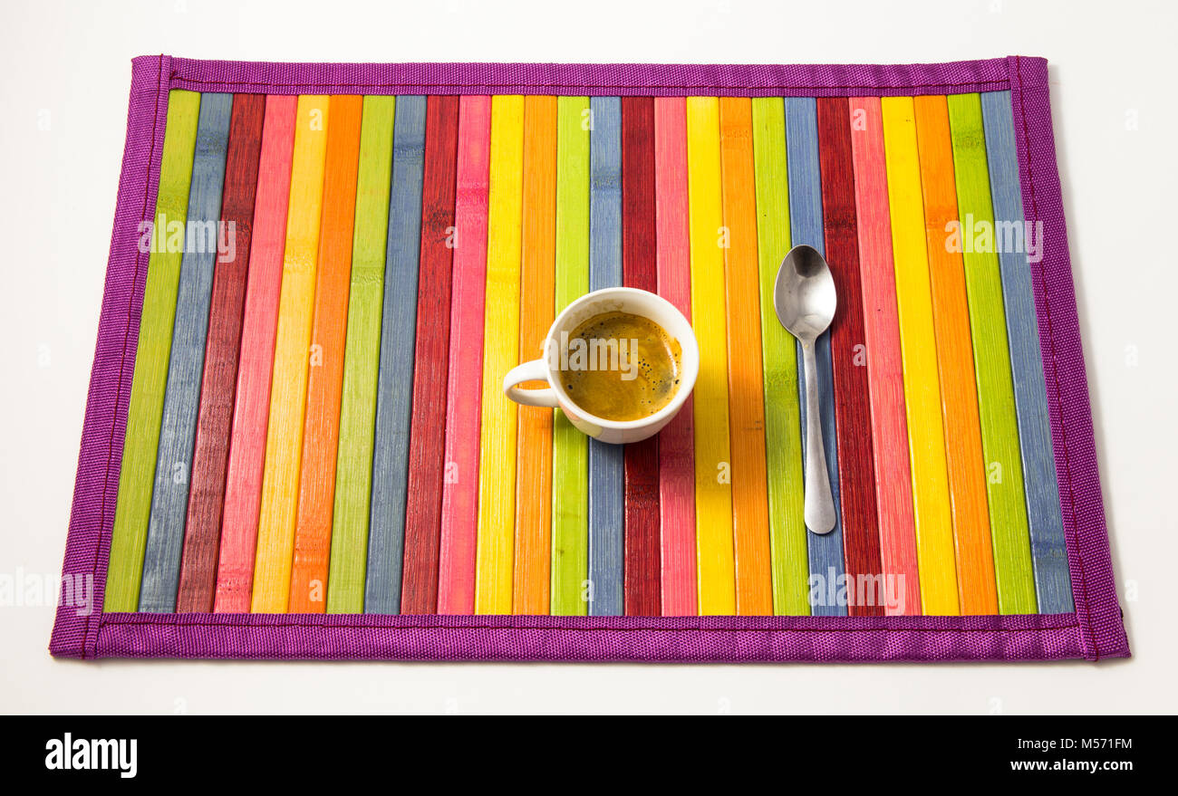 Tasse Kaffee in einer bunten Holz Hintergrund Stockfoto