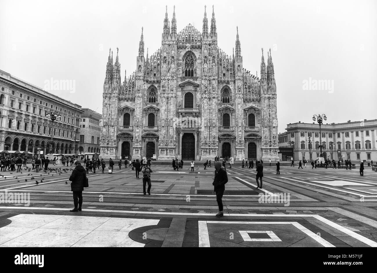 Mailänder Dom (Duomo di Milano) ist die gotische Kathedrale Kirche von Mailand, Italien. Am Morgen von dem Platz voller Menschen erschossen. Stockfoto