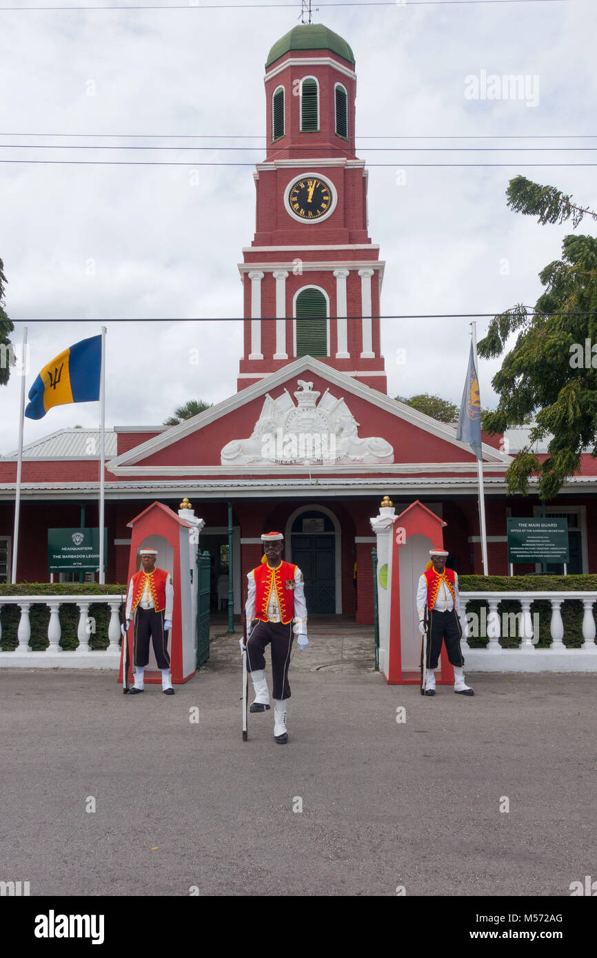 Re-enactment des 19. Jahrhunderts ändern Der Sentry am 1814 Clock Tower an Garrison Savannah, Bridgetown, Barbados, (Donnerstags um 12.00 Uhr) Stockfoto Re-enactment des 19. Jahrhunderts ändern Der Sentry am 1814 Clock Tower an Garrison Savannah, Bridgetown, Barbados, (Donnerstags um 12.00 Uhr) Stockfoto