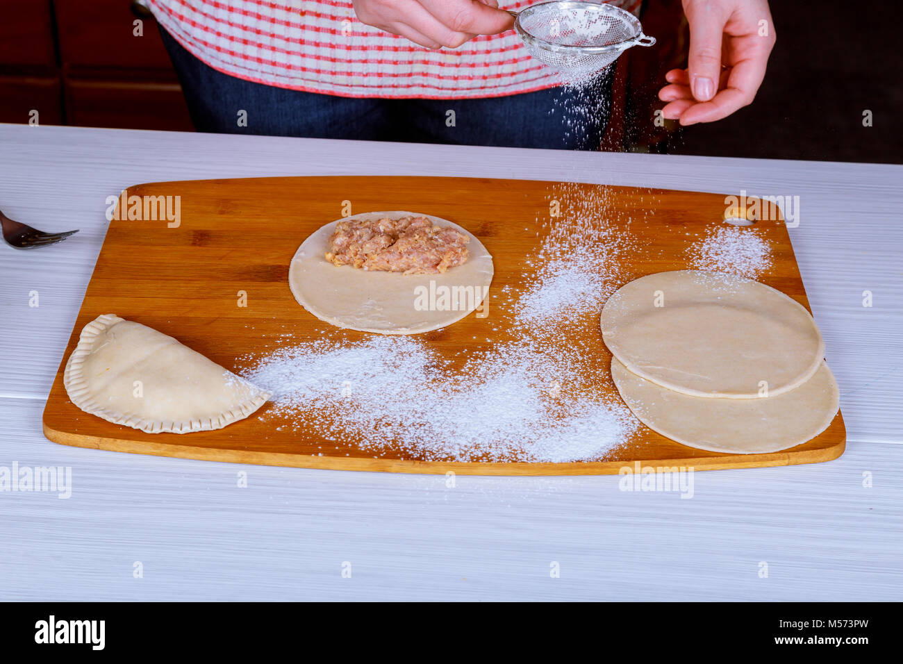 Traditionelle krimtatarischen Teller - cheburek auf hölzernen Hintergrund ist bereit Stockfoto