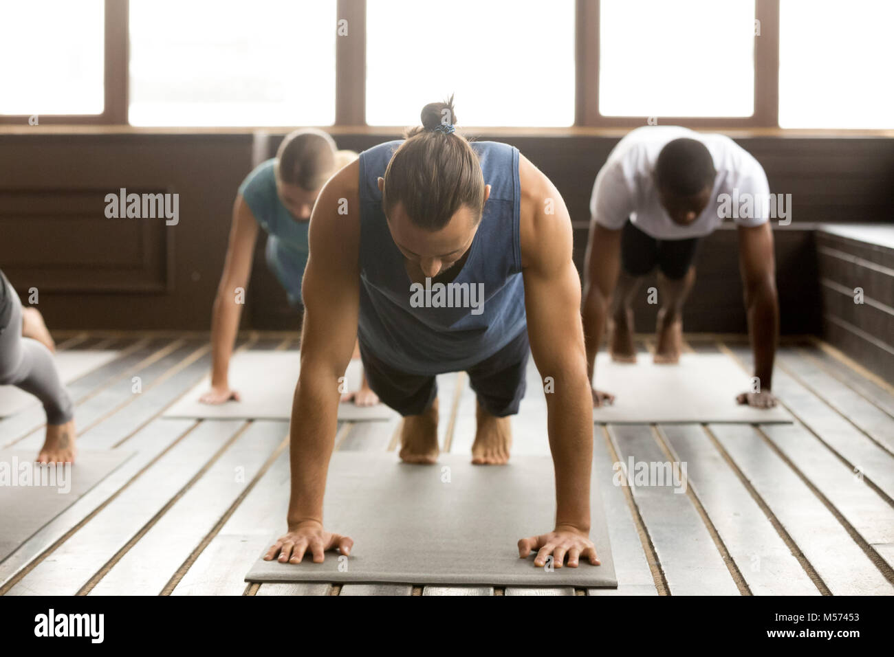 Stellen Gruppe von sportlichen Menschen in Plank Stockfoto