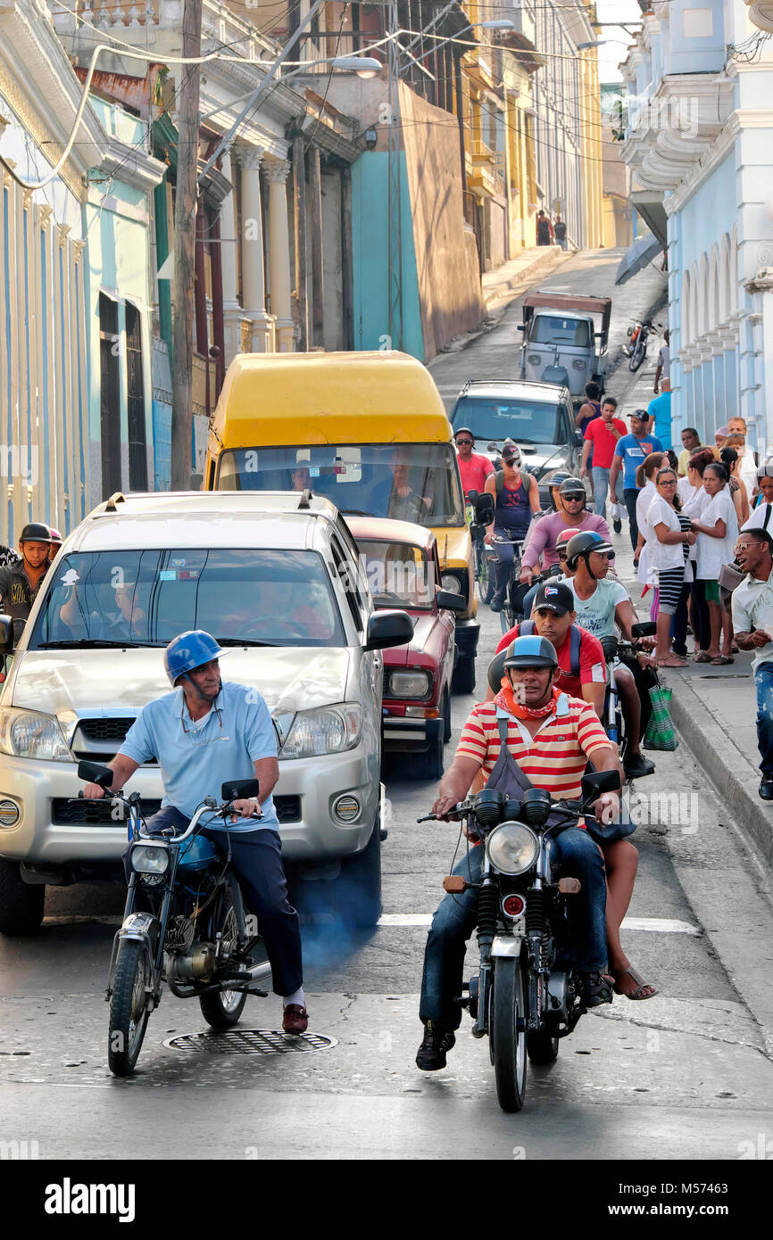 Autos und Moto-Taxis im Berufsverkehr, Calle Heredia Straße, Santiago de Cuba, Kuba, Karibik Stockfoto