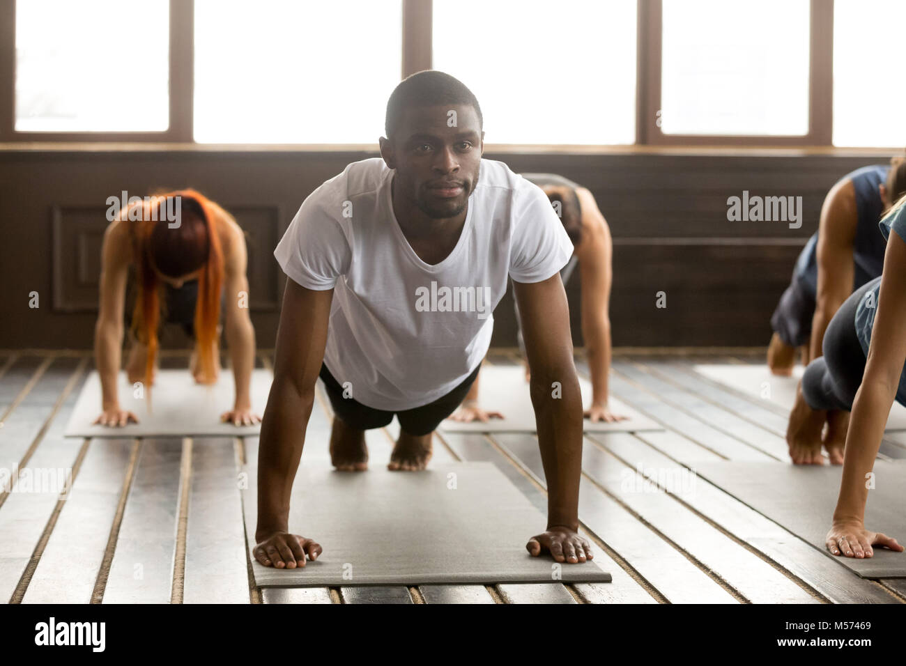Junge sportliche schwarzer Mann in den Liegestütz Stockfoto