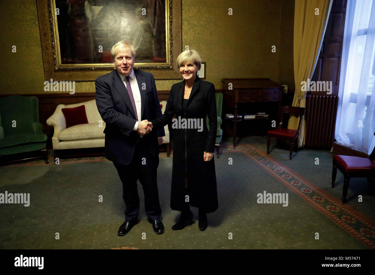 Außenminister Boris Johnson grüßt Australischer Außenminister Julie Bishop vor ihrer Sitzung im Ministerium für auswärtige Angelegenheiten und Commonwealth-Fragen, London. Stockfoto