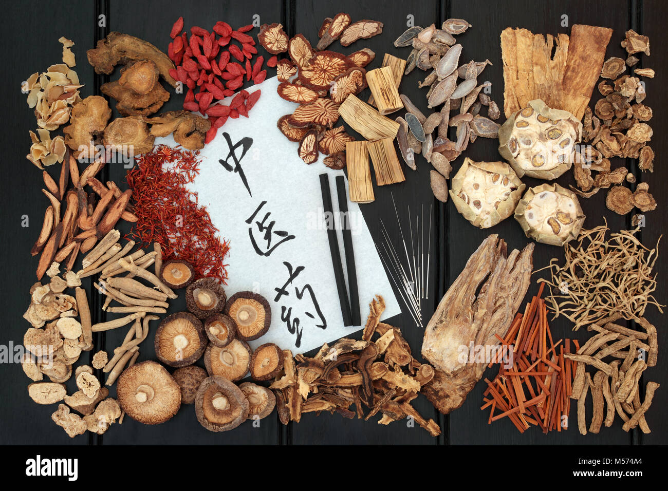 Burning Moxatherapie Stockfoto und mehr Bilder von Moxa-Therapie - Moxa-Therapie,  Akupunktur, Chinesische Kräutermedizin - iStock