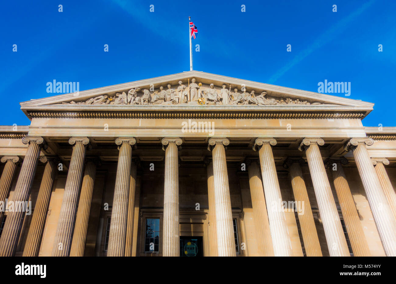 Nahaufnahme des Portikus und Giebel Skulpturen am Haupteingang des British Museum (für die menschliche Geschichte, Kunst und Kultur). London, England, UK. Stockfoto