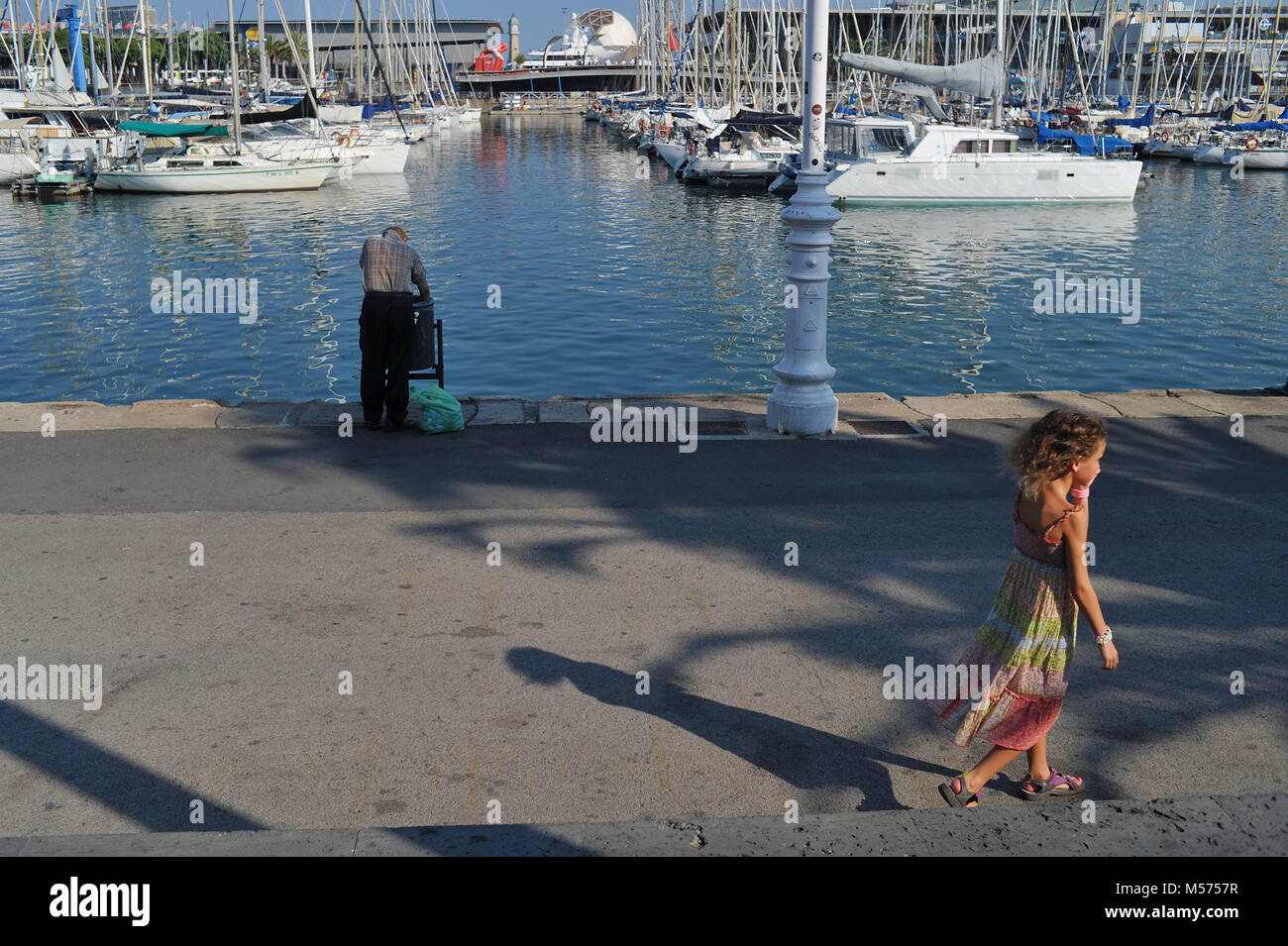 Barcelona, Katalonien. Spanien. Mädchen und einen alten Mann, der Rambla de Mar. Stockfoto