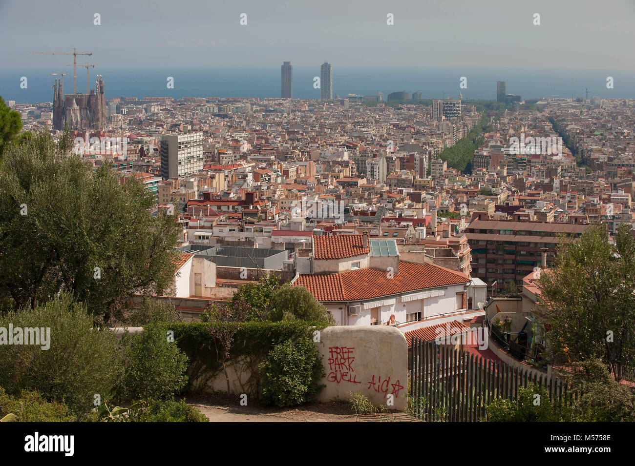 Barcelona, Katalonien. Spanien. Blick auf die Stadt von der Park Güell von Antoni Gaudì. Stockfoto