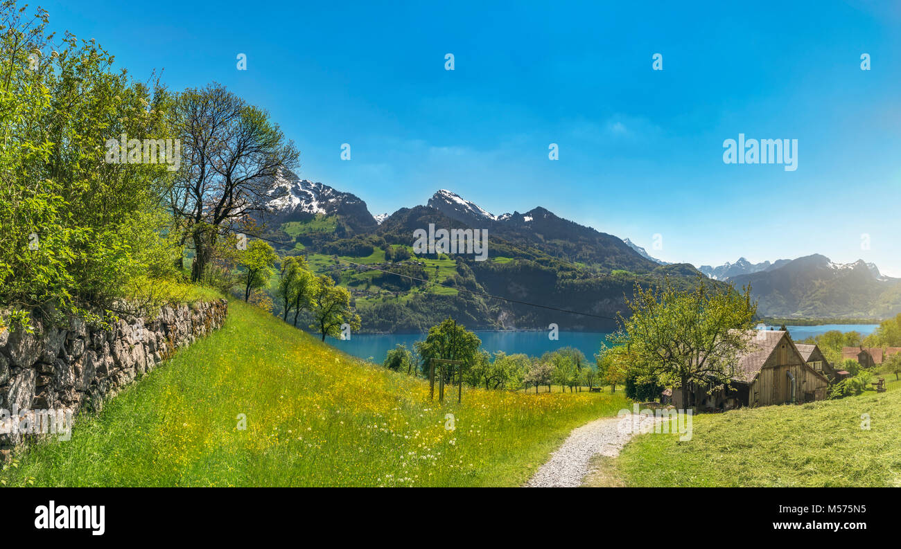 Schönen Sommer Landschaft mit alten Häusern am Ufer des Walensee, Alpen, Berge und Wiesen, an einem sonnigen Tag, in Quarten, Schweiz. Stockfoto