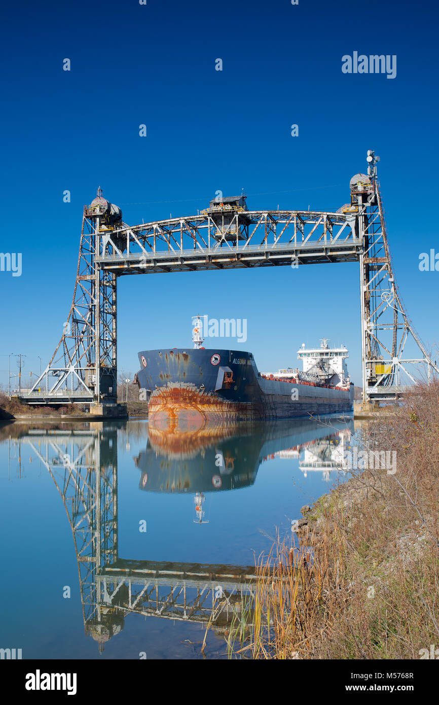 Die Algoma Mariner Selbstentladung bulk carrier vorbei unter dem Aufzug Brücke beim Navigieren durch den Welland Canal Stockfoto