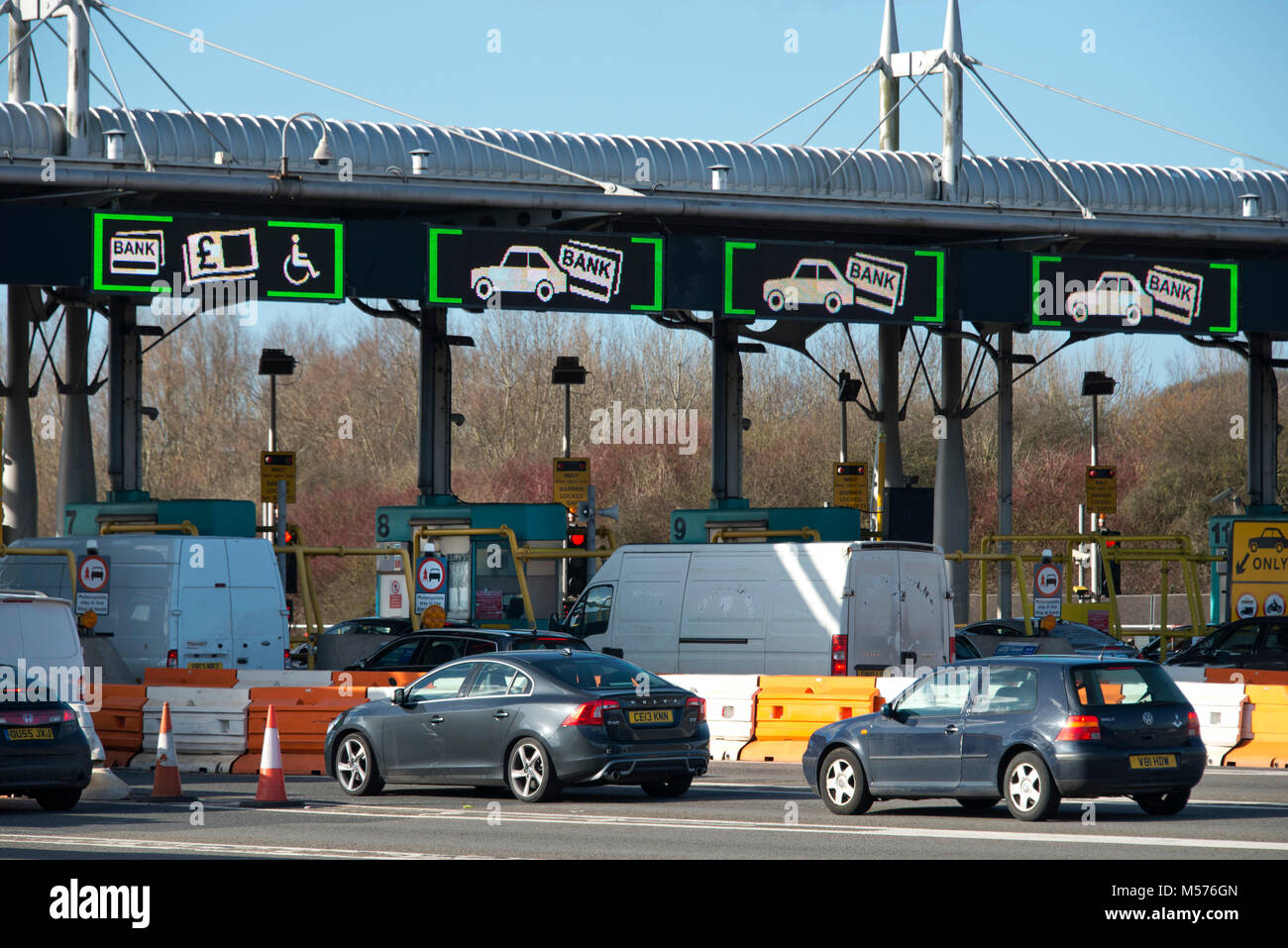 Die mautstellen auf der zweiten Severn Überqueren, auch genannt der Severn Bridge und SSC, die Brücke über die Autobahn M4 in England und Wales Stockfoto