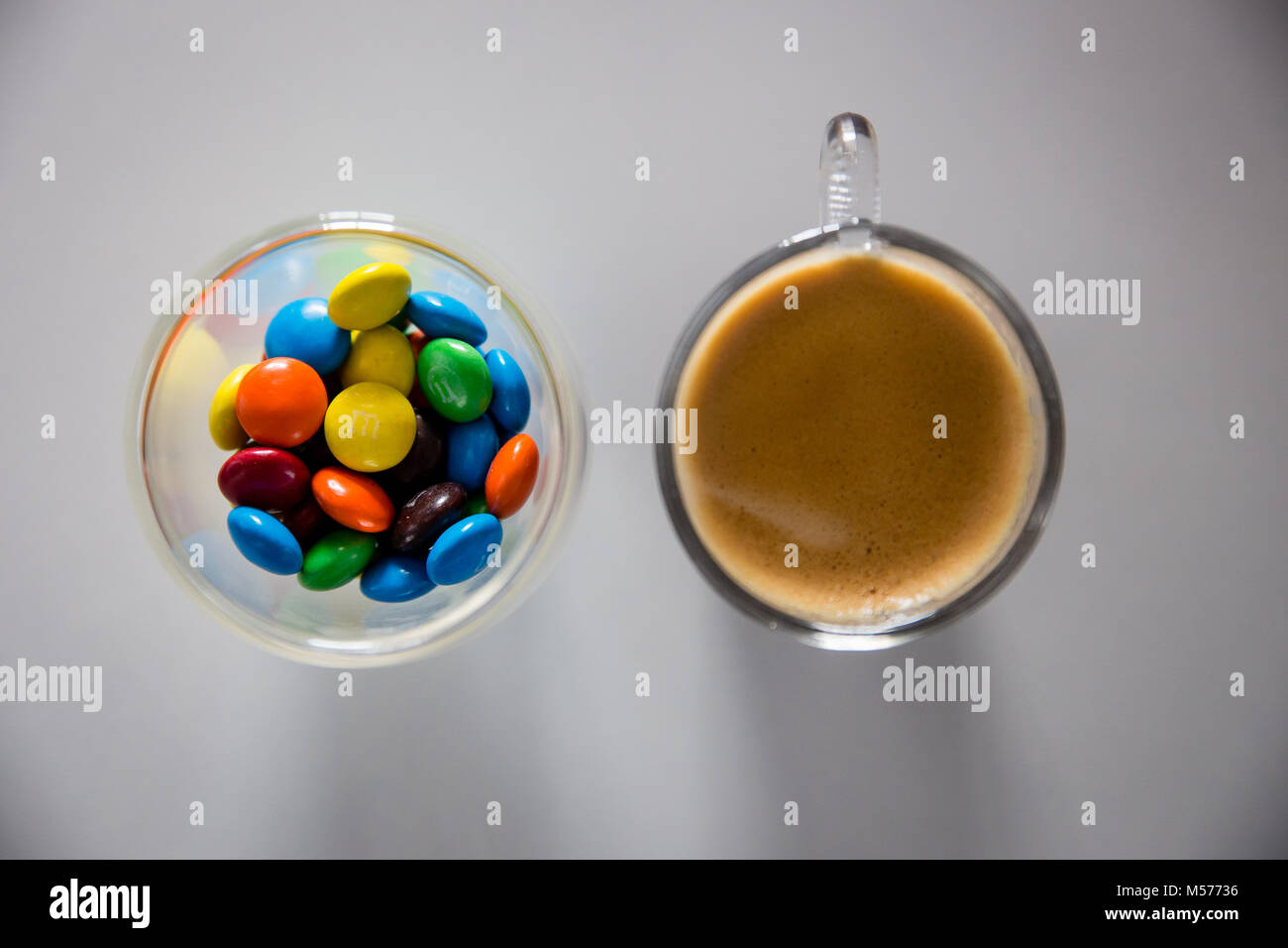 Tasse Kaffee und tasse farbige Schokolade Süßigkeiten, der perfekte snack Kombination Stockfoto