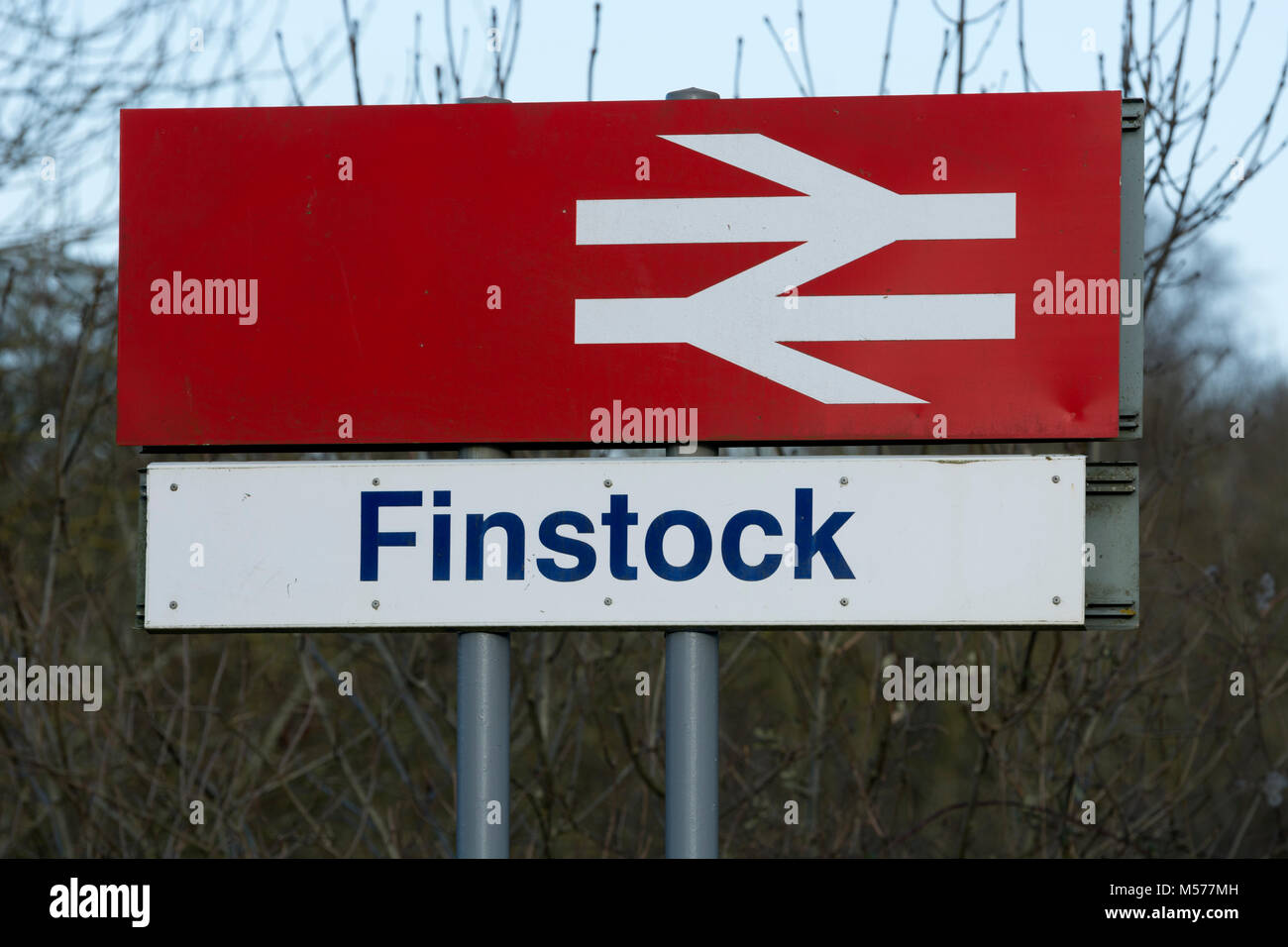 Finstock Bahnhof anmelden, auf der Cotswold Line, Oxfordshire, England, Großbritannien Stockfoto