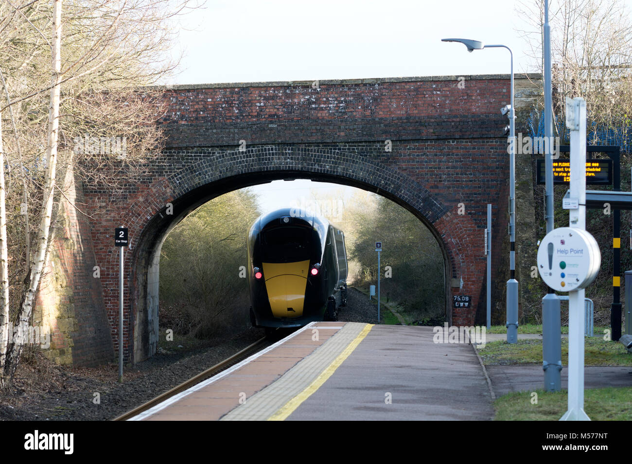 Ein Great Western Railway Klasse 800 Zug durch Finstock Station auf der Cotswold Line, Oxfordshire, England, Großbritannien Stockfoto
