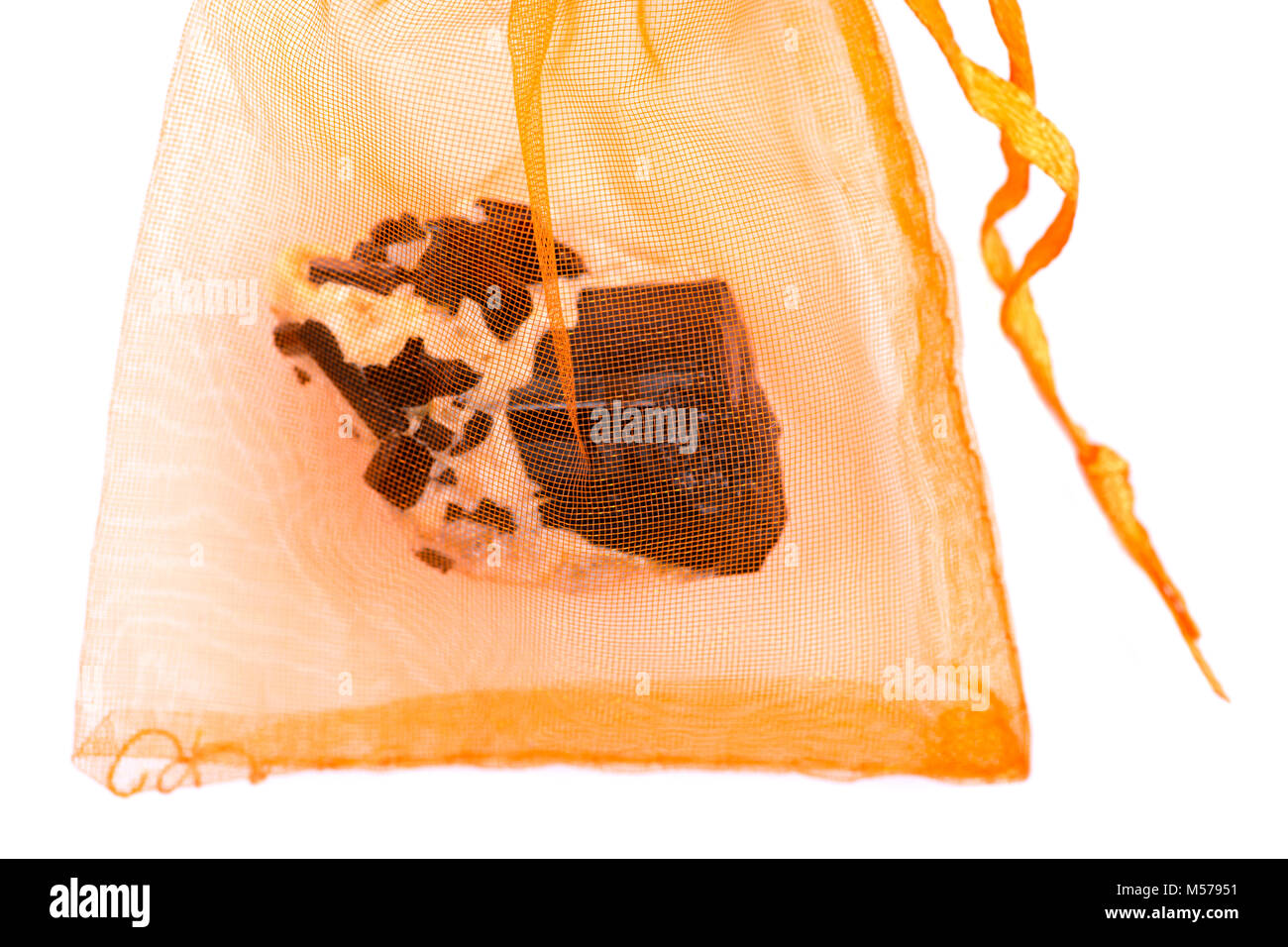 Geschenk Tasche aus Nylon mit schwarzem Turmalin Point & Babys in Feldspat aus Brasilien eingebettet, auf weißem Hintergrund Stockfoto