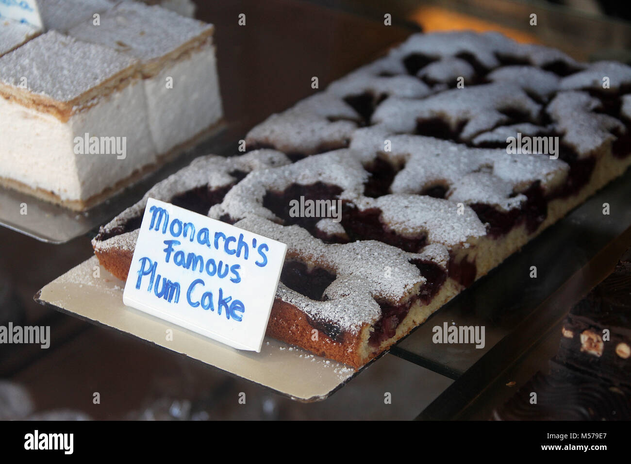 Berühmten Pflaumenkuchen im Fenster von Monarch Bäckerei in St. Kilda in Melbourne. Stockfoto