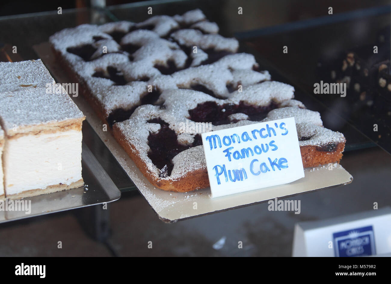 Berühmten Pflaumenkuchen im Fenster von Monarch Bäckerei in St. Kilda in Melbourne. Stockfoto