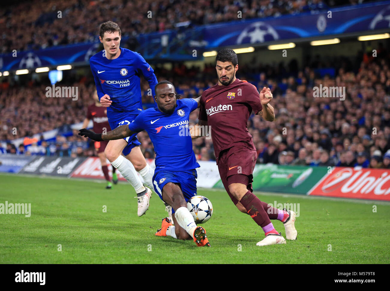 Chelsea's Victor Moses (links) und Barcelonas Luis Suarez Kampf um den Ball während der UEFA Champions League Achtelfinale, hinspiel Match an der Stamford Bridge, London. Stockfoto