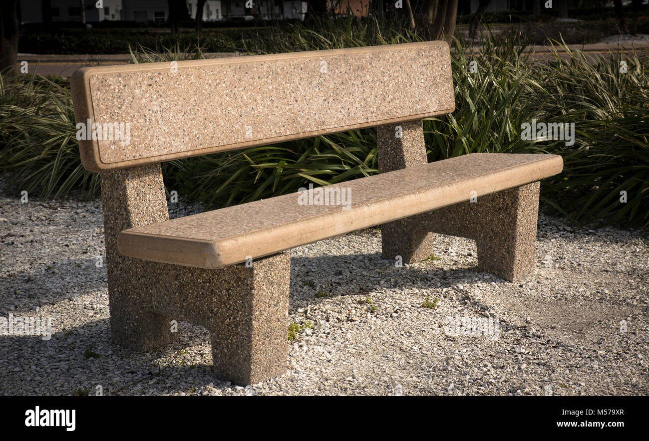 Closeup moderne Parkbank auf Schotter in einem Park in Florida Stockfoto