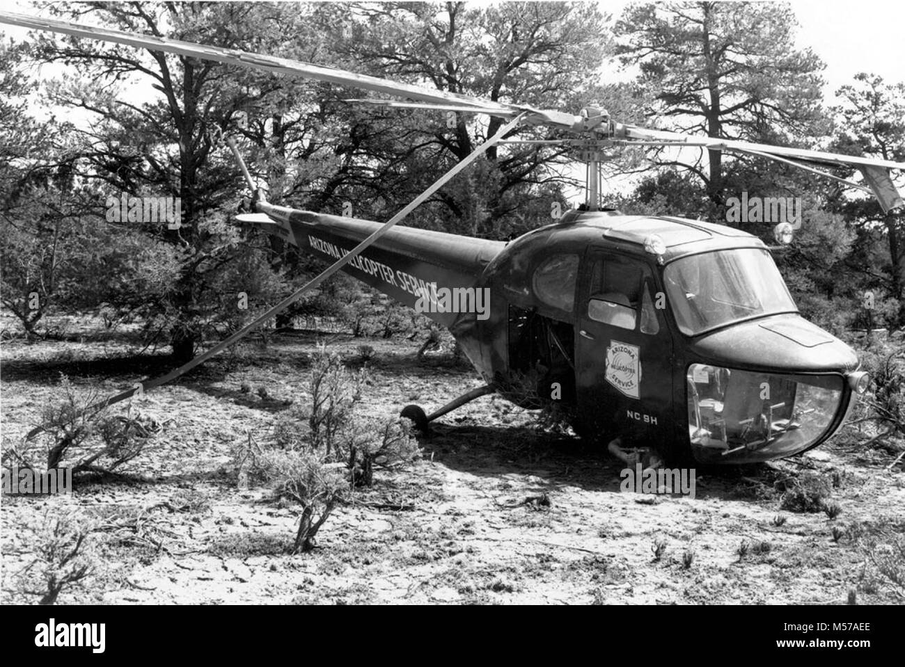 Grand Canyon Historischen. Hubschrauber VON ARIZONA HELIKOPTER SERVICE, DER stürzte auf dem Weg nach Hualapai Hilltop von Red Butte. Der Hubschrauber war zu schleppen die QUONSET HUT KIRCHE SUPAI. Absturzstelle war 1 1/2 Meilen nordwestlich von Red Butte Flughafen. NC-9H, ursprüngliche Glocke 47 Hubschrauber. Genommen 1,5 MI von Red Butte Flugplatz. Absturz 1948 während Hubschrauber wurde versucht zu heben eine QUONSET HUT von Red Butte zu HAVASUPAI CANYON FÜR DAS BISCHOFSAMT. Eine Woche später, ein weiterer Hubschrauber kam aus L.A. Und der JOB BEENDET. . CIRCA 1948. . Stockfoto