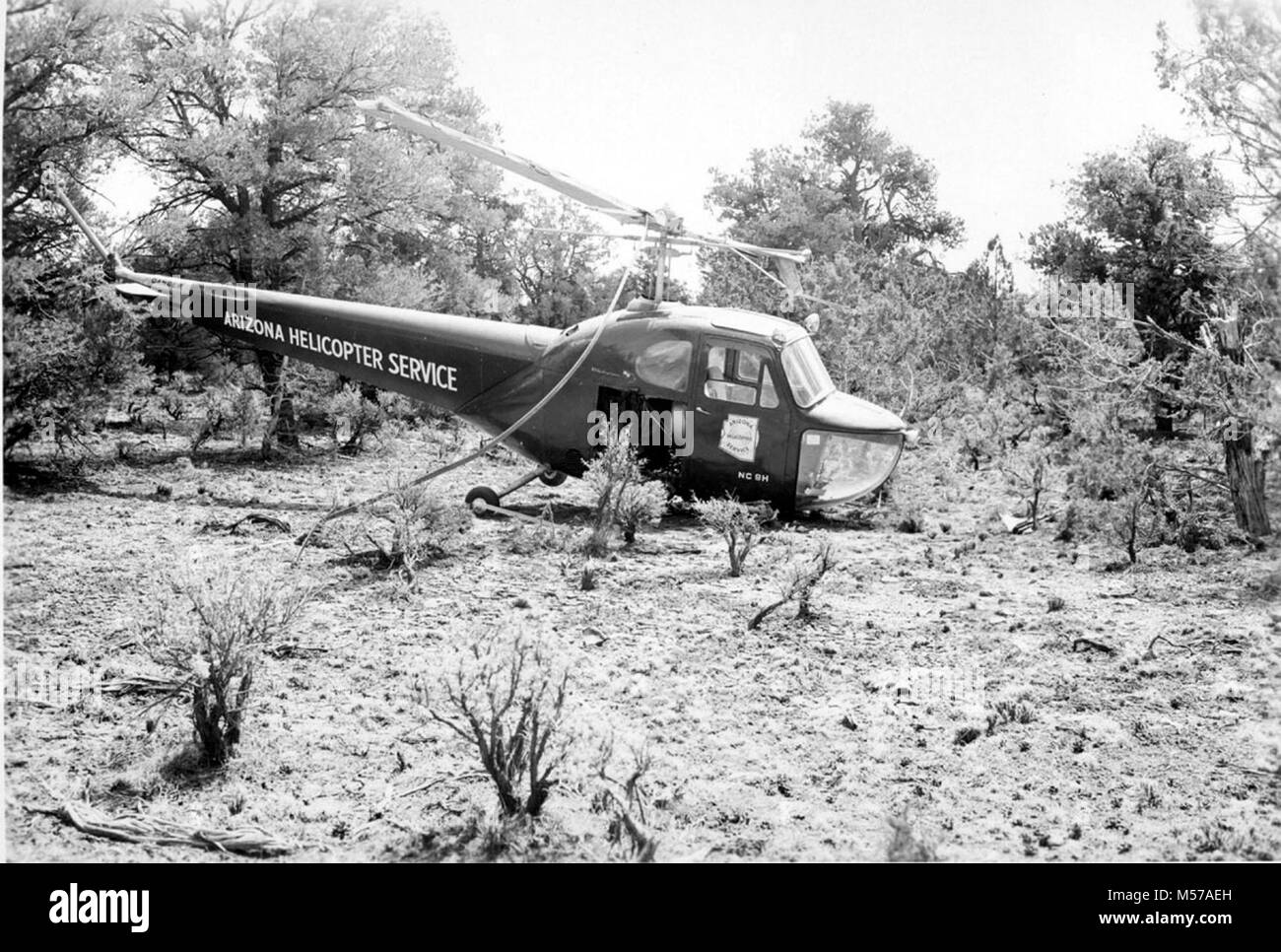 Grand Canyon Historischen. Hubschrauber VON ARIZONA HELICOPTER SERVICES, NACHDEM ES ABGESTÜRZT DURCHFÜHRUNG EINER QUONSET HUT KIRCHE SUPAI von Red Butte Flughafen. CIRCA 1948. Stockfoto