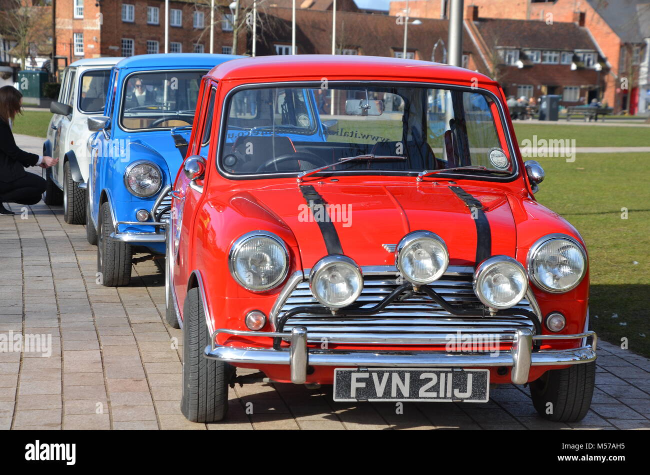 Eine rote weiße und blaue Reihe der Mini Cooper Cars GB Stockfoto