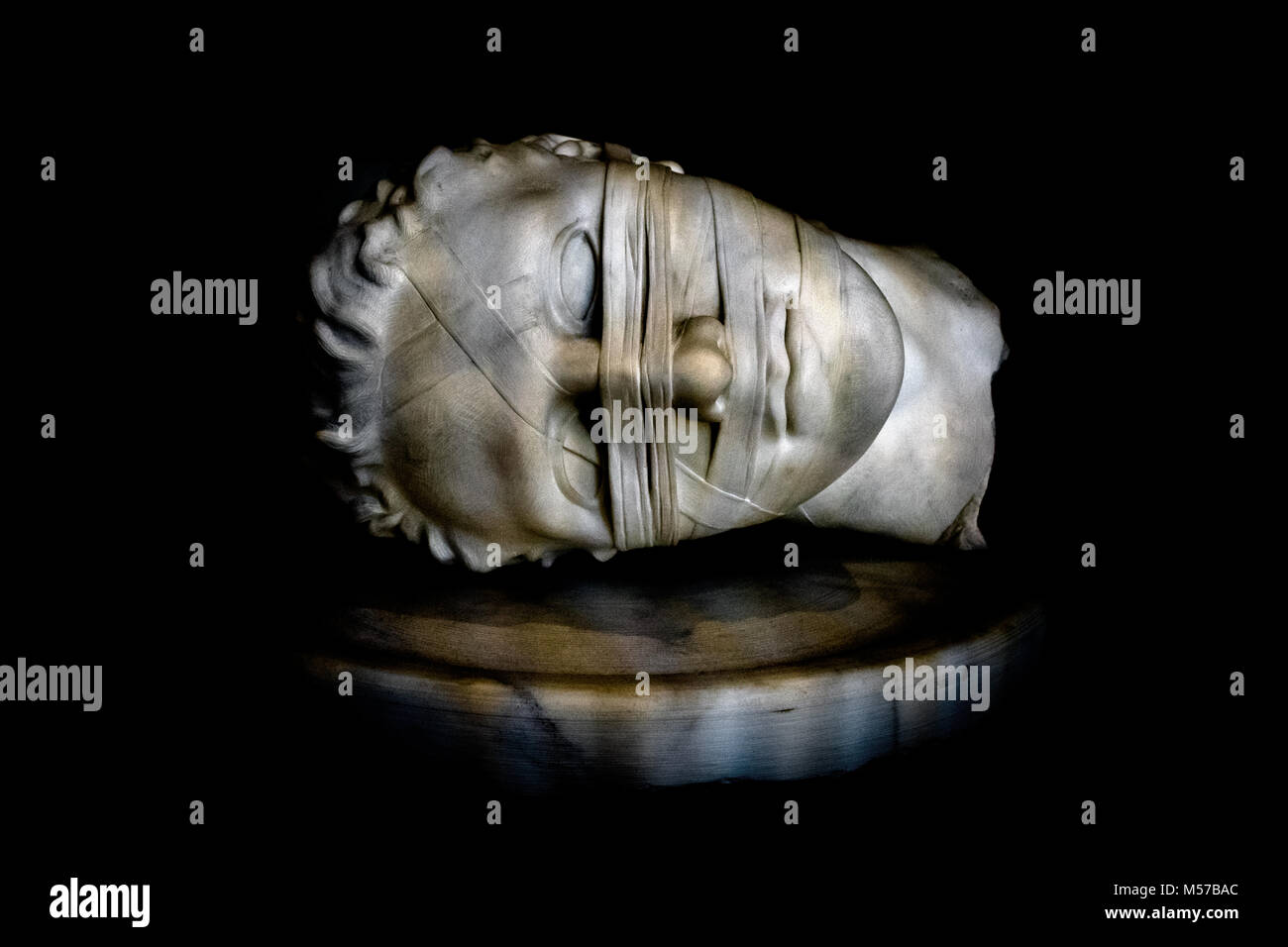 Rom, Italien: Das Oberhaupt des heiligen Johannes des Täufers, das Igor Mitoraj der Basilika der heiligen Maria der Engel schenkte Stockfoto