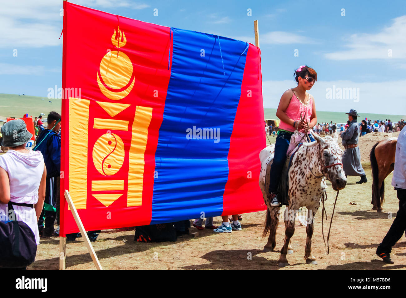 Khui Doloon Khudag, Mongolei - Juli 12, 2010: Mongolische Flagge, Nadaam (in der Mongolei wichtigste Festival) Pferderennen, Steppe außerhalb von Ulaanbaatar Stockfoto