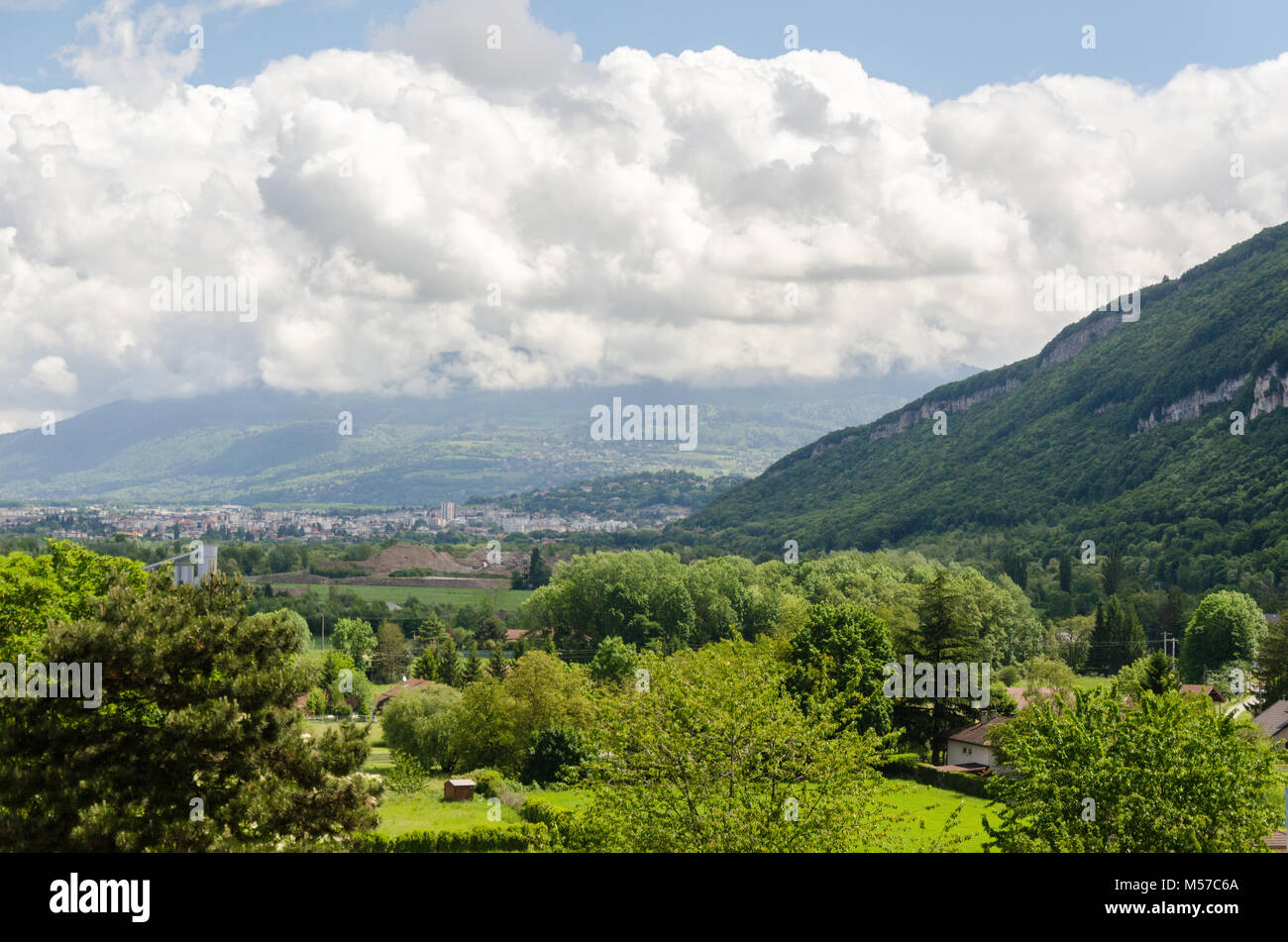 Die schöne Landschaft in der Nähe der Schweiz - Frankreich Grenze auf dem Weg zum mont-salève Cable Car Station. Stockfoto