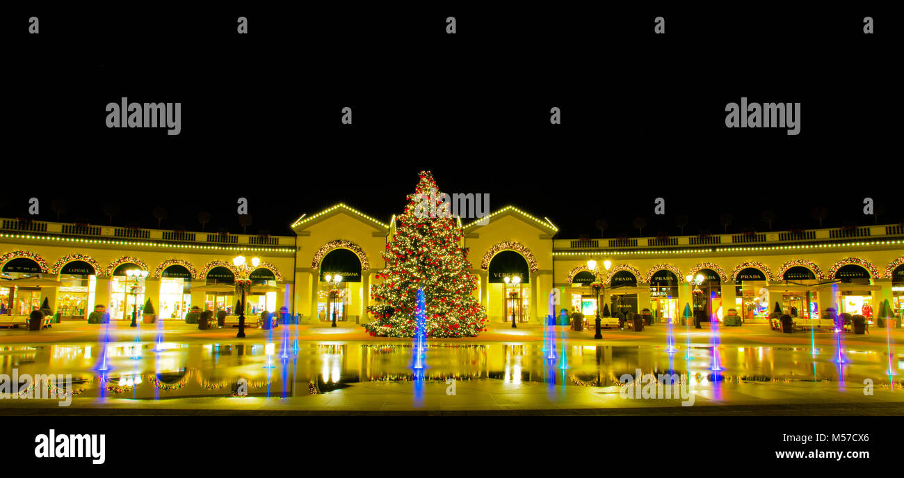 Italien, Mailand, 12. Dezember 2016 - Ansicht der Shopping Center bei Nacht in Italien am Chistmas time am 12. Dezember 2016 Stockfoto