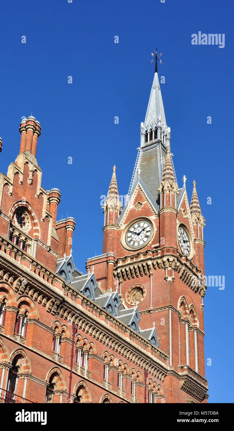 Bahnhof St Pancras Clock Tower und Hotelfassade, Euston Road, London, England, Großbritannien Stockfoto