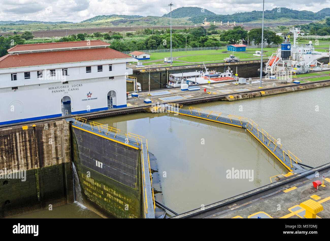 Panama City, Panama - 3. November 2017: Miraflores Schleusen mit Kammern mit Wasser gefüllt und Schleusentore geschlossen und die zweite Ausfahrt Kanal führt Stockfoto
