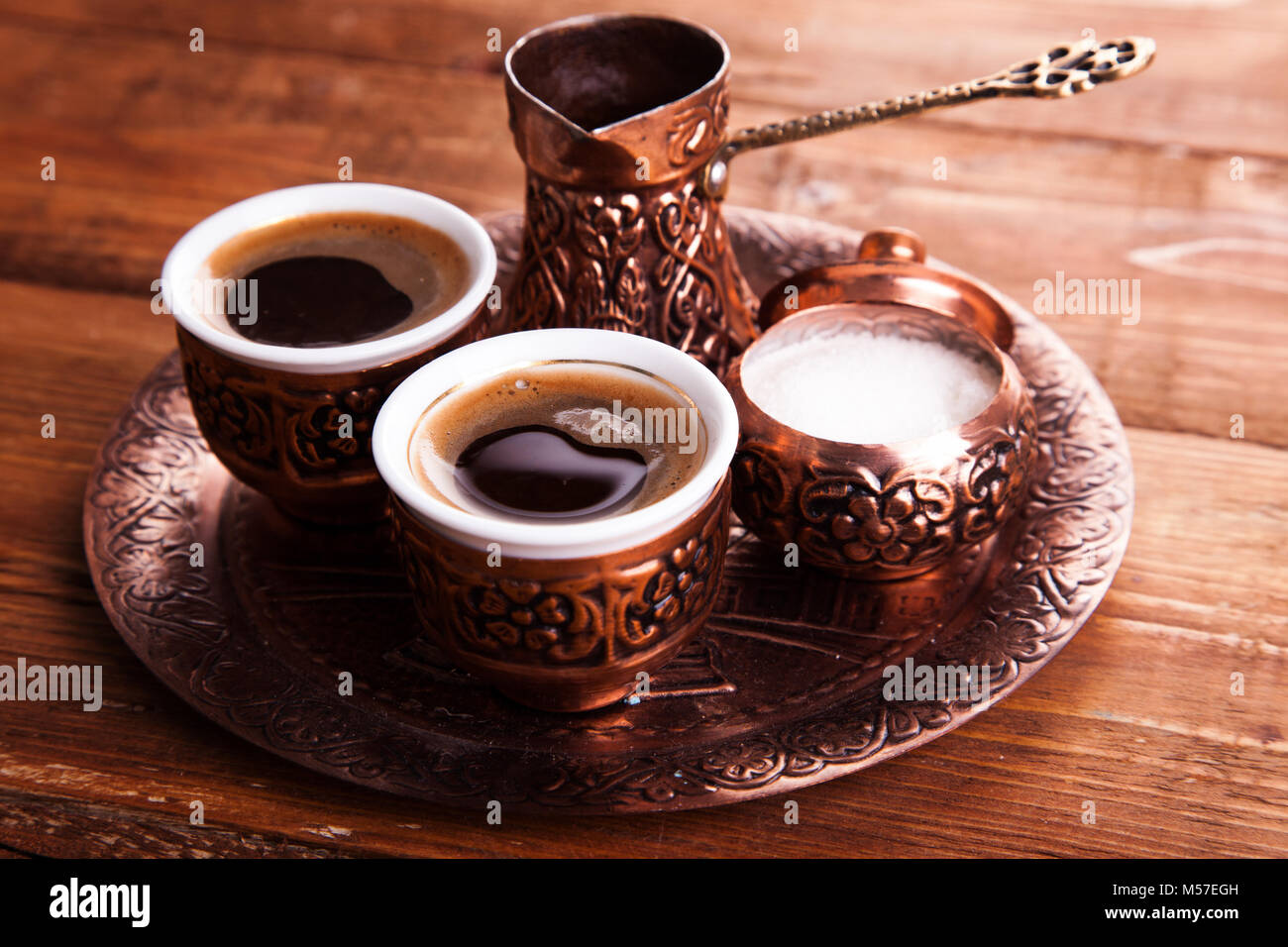 Antik Bronze Krug und Kaffee Tasse mit Terminen, die in einem Fach auf einem weißen Hintergrund, türkischer Kaffee auf hölzernen Hintergrund eingestellt.. Stockfoto
