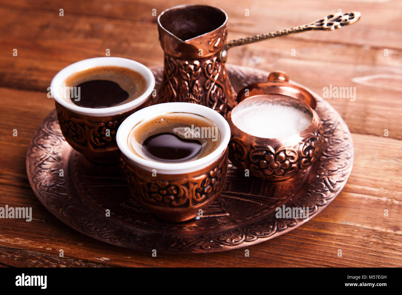 Antik Bronze Krug und Kaffee Tasse mit Terminen, die in einem Fach auf  einem weißen Hintergrund, türkischer Kaffee auf hölzernen Hintergrund  eingestellt Stockfotografie - Alamy