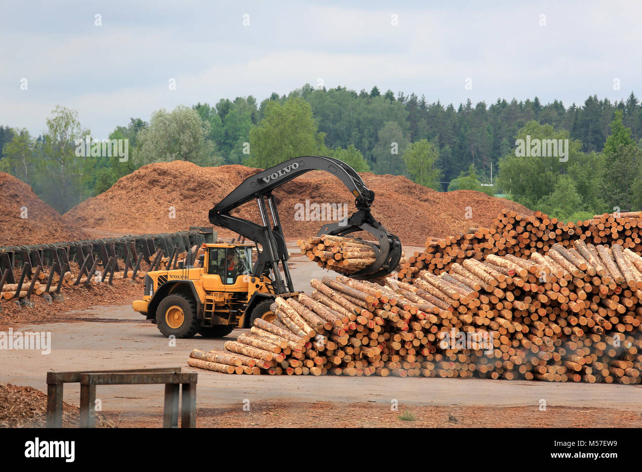 KYRO, Finnland - 7. JUNI 2014: Volvo L 180 F High Lift Radlader in Mill Holzplatz arbeiten. Der Arm ist in der Lage, eine Hubhöhe von 5,8 m u Stockfoto