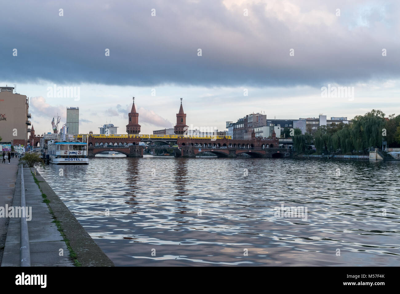 BERLIN - Oktober 19, 2016: Oberbaumbrücke von East Side Gallery in Berlin auf Octomber 19, 2016 gesehen. Stockfoto