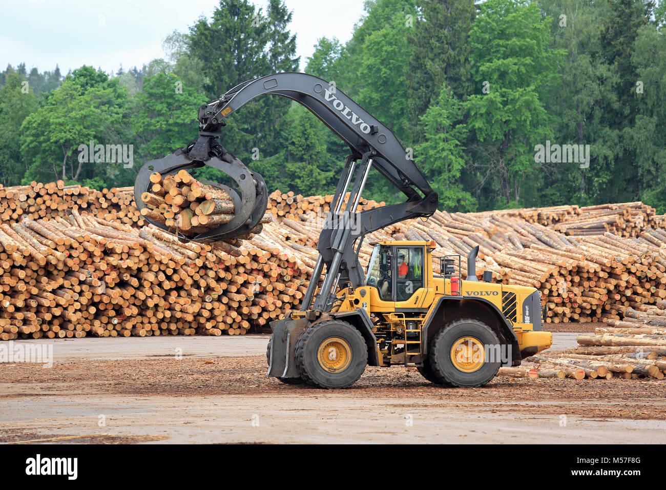 KYRO, Finnland - 7. JUNI 2014: Volvo L 180 F High Lift Radlader an Sägewerk Holzplatz arbeiten. Die L 180 F hat eine neue Hubarm Design für verbesserte lif Stockfoto