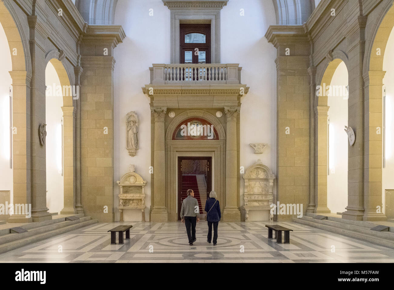 BERLIN - Oktober 20, 2016: Menschen zu Fuß in das Bode-Museum auf der Museumsinsel in Berlin, Deutschland. Stockfoto