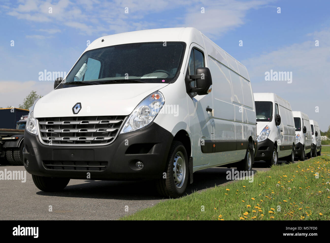 Mariehamn, Finnland - 25. MAI 2014: Zeile der dritten Generation Renault Master Transporter. Renault Trucks präsentiert den neuen Renault Master auf der CV-Show in Birmingh Stockfoto Mariehamn, Finnland - 25. MAI 2014: Zeile der dritten Generation Renault Master Transporter. Renault Trucks präsentiert den neuen Renault Master auf der CV-Show in Birmingh Stockfoto